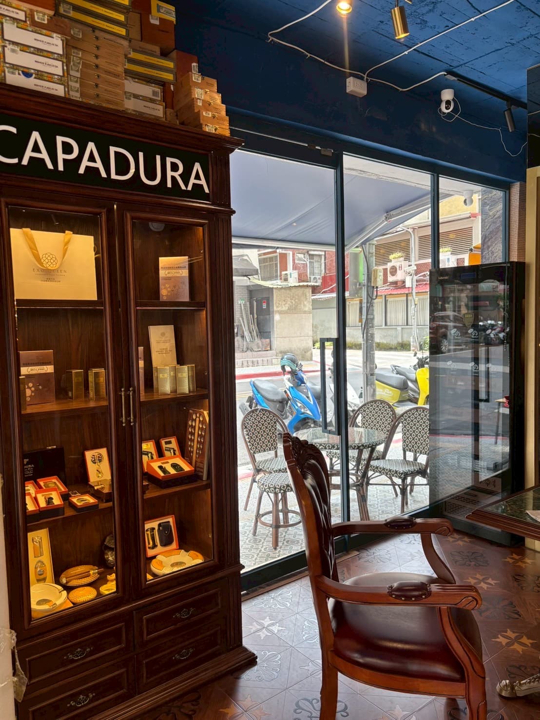W Cigar Bar CAPADURA 旗艦雪茄館