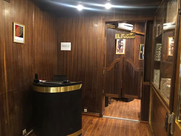 Habanos Specialist “El Fumador” 在塞內加爾